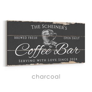 Pode incluir: Uma placa de madeira cor de carv&atilde;o com texto branco que diz "The Scheiner's Coffee Bar" com uma ilustra&ccedil;&atilde;o de x&iacute;cara de caf&eacute;. A placa tamb&eacute;m diz "Brewed Fresh, Open Daily, Serving with Love Since 2024."