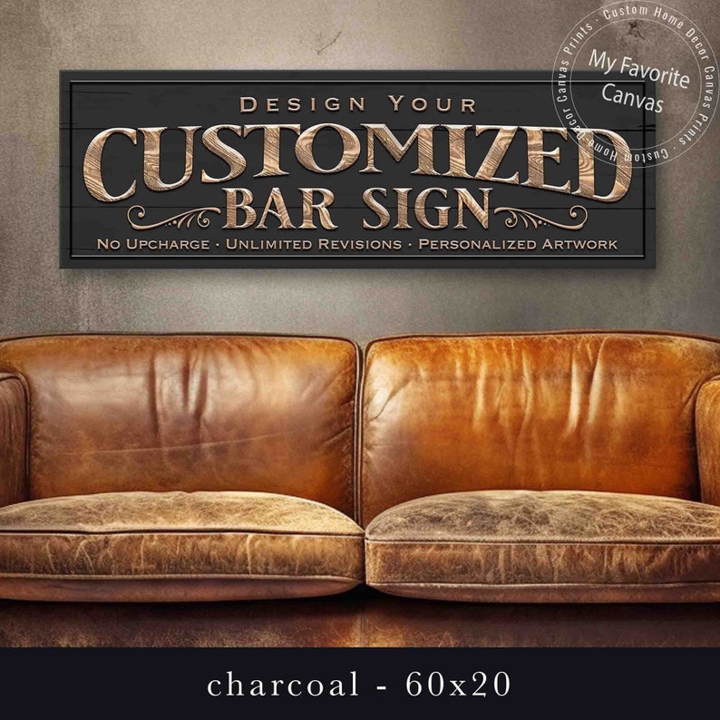 K&ouml;nnte beinhalten: Ein schwarzes und braunes Holzschild mit dem Text "DESIGN YOUR CUSTOMIZED BAR SIGN" und dem Text "NO UPCHARGE. UNLIMITED REVISIONS. PERSONALIZED ARTWORK" in Wei&szlig;. Das Schild h&auml;ngt an einer Wand &uuml;ber einem braunen Ledersofa. Das Schild ist 152,4 cm breit und 50,8 cm hoch.