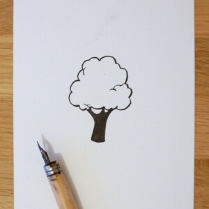 Inkttekening van een zwart-wit boompictogram