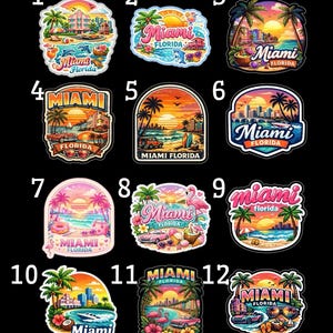 Puede incluir: Una colección de doce pegatinas coloridas con el tema de Miami, Florida. Cada pegatina presenta ilustraciones de palmeras, puestas de sol, coches y las palabras "Miami Florida". Las pegatinas tienen varias formas y diseños.