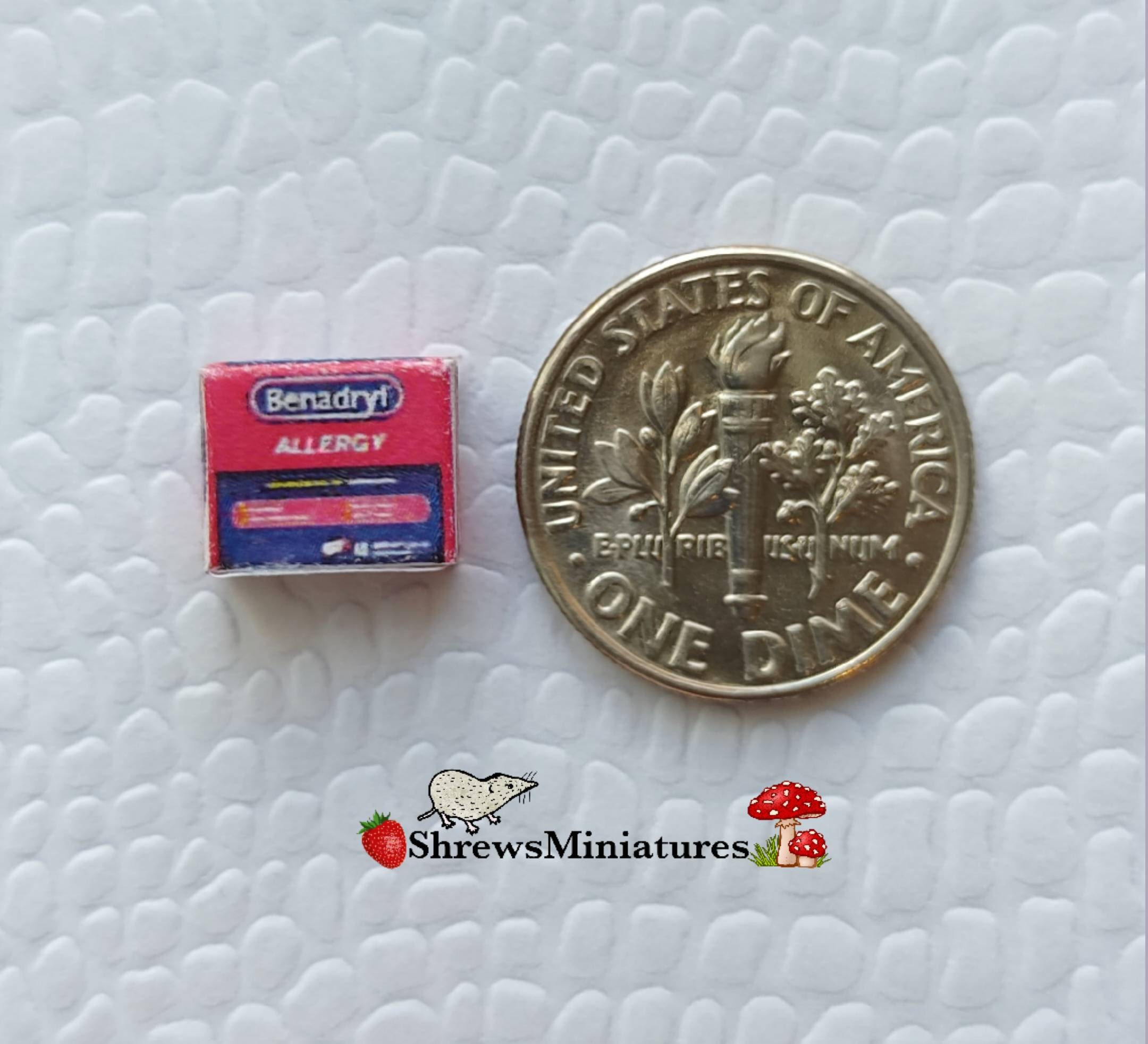 Scatola Di Farmaci Benadryl In Miniatura 1:12 - Replica In Metallo Per Case Delle Bambole E Diorami