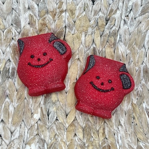 Puede incluir: Un juego de tres tazas de cerámica con acabado mate moteado. Las tazas son en tonos crema, gris claro y gris oscuro. Cada taza tiene un diseño simple y minimalista.