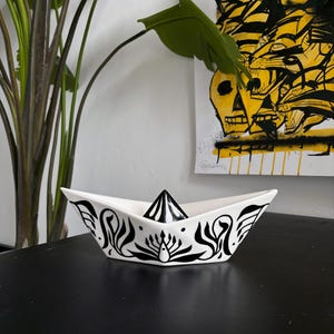 barca di carta in ceramica dipinta a mano - dipinta a mano con le proprie illustrazioni floreali - arte unica nel suo genere - belle arti in ceramica botanica - barca origami