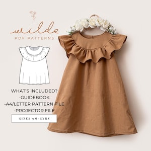 Puede incluir: Un vestido de lino marrón con un gran cuello de volantes. El vestido está colgado en una percha con una guirnalda floral. El texto "wilde PDF PATTERNS" está en la parte superior de la imagen. El texto "WHAT'S INCLUDED? -GUIDEBOOK -A4/LETTER PATTERN FILE -PROJECTOR FILE SIZES 9M-8YRS" está en la parte inferior de la imagen.
