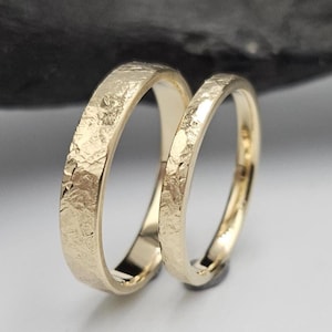 Conjunto de anillos de boda martillados de oro amarillo de 14 quilates hechos a mano, alianzas a juego para él y para ella.