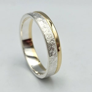 Tweekleurige trouwring, gouden en zilveren ring, tweekleurige herenring, rustieke herentrouwring, gemengde metalen sieraden, gehamerde trouwring