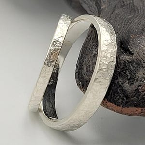 Conjunto de anillos de boda hechos a mano en oro blanco de 14 quilates con acabado martillado, alianzas para él y para ella.