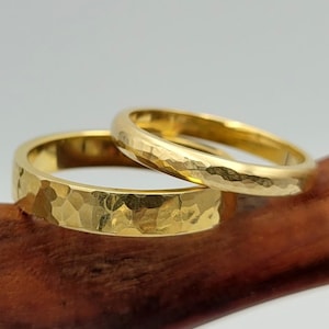 Hamrad guldpläterad vigselring, matchande band i sterlingsilver, present till par
