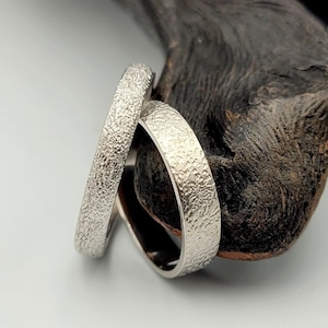 Zestaw obrączek ślubnych z teksturowanego srebra próby 925 – rustykalne obrączki dla par