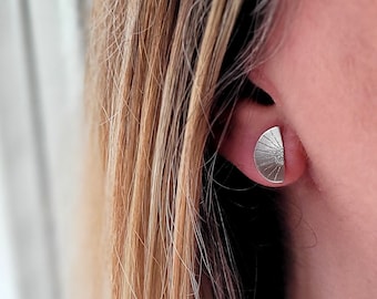 Pendientes de plata media luna, tachuelas de luna de plata, pendientes de plata delicados, pendientes celestiales, tachuelas pequeñas, regalo de aniversario, regalo para mujeres