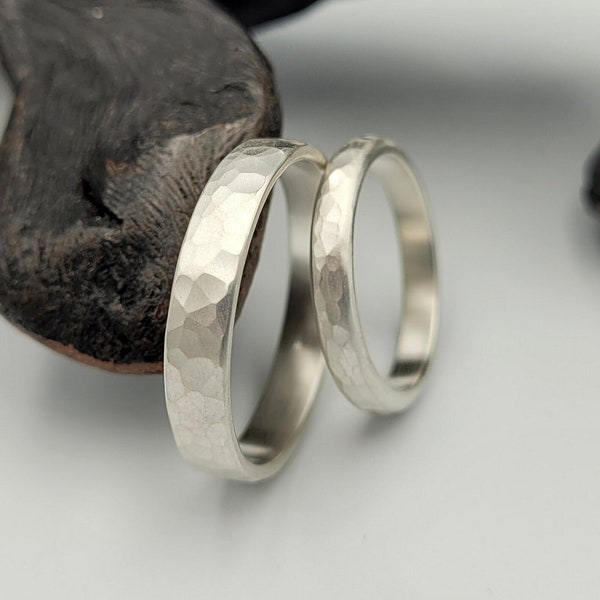 Gehämmertes Ehering Set, Silber Ehering Set, seine und ihre Ringe, Paar Geschenk, gebürstete Verlobungsringe, gehämmerte passende Ringe