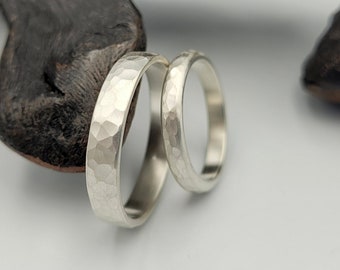 Gehamerde trouwring set, zilveren trouwring set, zijn en haar ringen, paren cadeau, geborstelde verlovingsringen, gehamerde bijpassende ringen