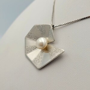 Sterling Silver Floral Necklace with a Pearl, Flower Silver Necklace, Pearl Jewelry, Nature Inspired, Daisy Pendant, Elegant Gift For Her