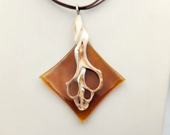 Collier en verre brun, collier coquillage fait main, pendentif en verre orné de coquillages, collier sculpté à la main, pendentif artisanal, cadeau pour elle