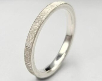 Aliança de casamento em formato de casca de árvore, ouro branco maciço de 2 mm, aliança minimalista unissex, joia rústica.