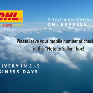 Pode incluir: Um gr&aacute;fico retangular mostrando um c&eacute;u azul brilhante com nuvens brancas. O logotipo amarelo e vermelho da DHL Express est&aacute; no canto superior esquerdo. O texto diz: Shipping Worldwide by DHL EXPRESS, Please leave your mobile number at checkout in the Note to Seller box, e DELIVERY IN 2 - 5 BUSINESS DAYS.