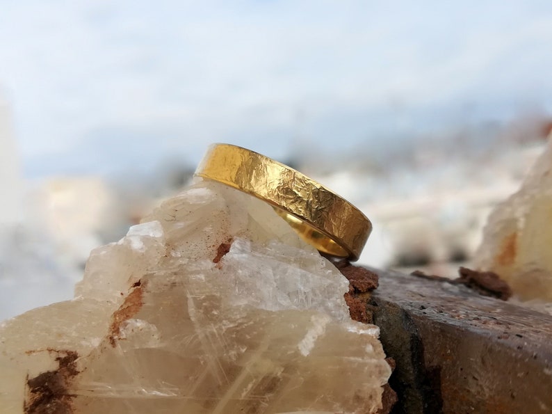 Gold gehämmerter Ehering, raue maßgeschneiderte Band des Mannes, Frauen rustikaler personalisierter Ring, Verlobungsring, rustikaler Schmuck, Ring mit Gravur Bild 8