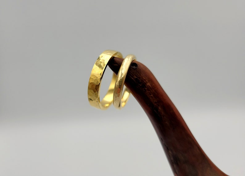 Conjunto de anillos de boda martillados, conjunto de alianzas chapadas en oro, anillos para él y para ella, regalo para parejas, anillos de compromiso rústicos, anillos a juego martillados imagen 3