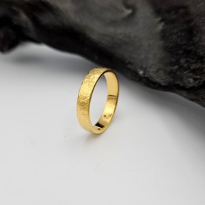 Gold gehämmerter Ehering, raue maßgeschneiderte Band des Mannes, Frauen rustikaler personalisierter Ring, Verlobungsring, rustikaler Schmuck, Ring mit Gravur Bild 4