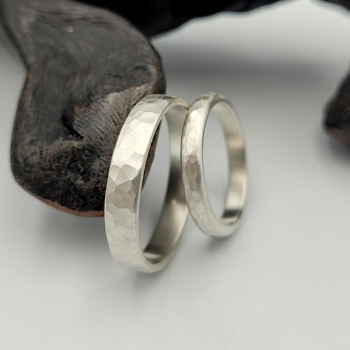 Conjunto de anillos de boda de plata de ley martillada, alianzas a juego de estilo rústico minimalista, acabado cepillado.