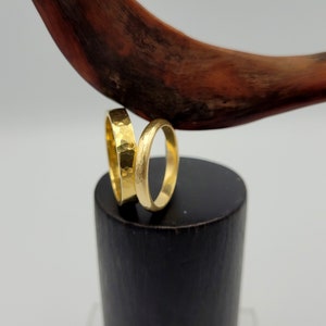 Conjunto de anillos de boda martillados, conjunto de alianzas chapadas en oro, anillos para él y para ella, regalo para parejas, anillos de compromiso rústicos, anillos a juego martillados imagen 5