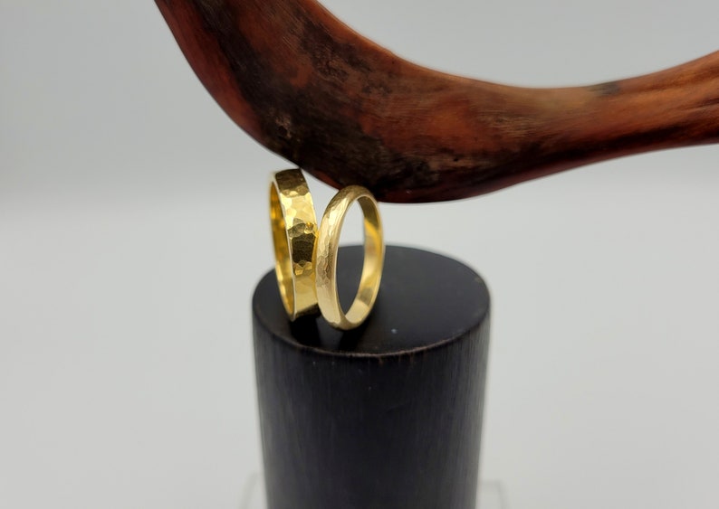 Conjunto de anillos de boda martillados, conjunto de alianzas chapadas en oro, anillos para él y para ella, regalo para parejas, anillos de compromiso rústicos, anillos a juego martillados imagen 5