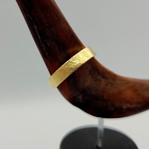 Gold gehämmerter Ehering, raue maßgeschneiderte Band des Mannes, Frauen rustikaler personalisierter Ring, Verlobungsring, rustikaler Schmuck, Ring mit Gravur Bild 5