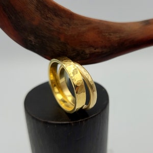 Conjunto de anillos de boda martillados, conjunto de alianzas chapadas en oro, anillos para él y para ella, regalo para parejas, anillos de compromiso rústicos, anillos a juego martillados imagen 2