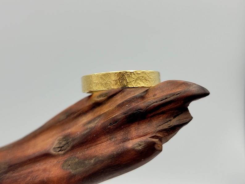 Gold gehämmerter Ehering, raue maßgeschneiderte Band des Mannes, Frauen rustikaler personalisierter Ring, Verlobungsring, rustikaler Schmuck, Ring mit Gravur Bild 1