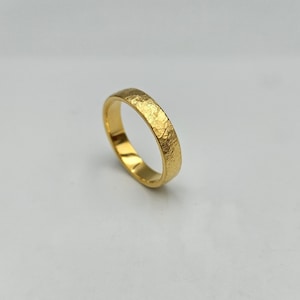 Gold gehämmerter Ehering, raue maßgeschneiderte Band des Mannes, Frauen rustikaler personalisierter Ring, Verlobungsring, rustikaler Schmuck, Ring mit Gravur Bild 3