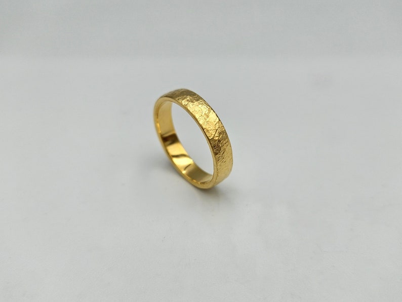 Gold gehämmerter Ehering, raue maßgeschneiderte Band des Mannes, Frauen rustikaler personalisierter Ring, Verlobungsring, rustikaler Schmuck, Ring mit Gravur Bild 3