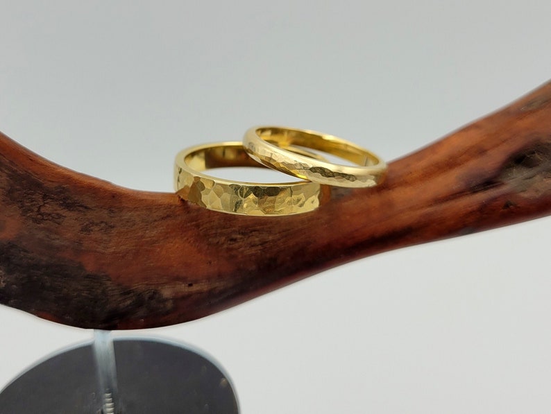 Conjunto de anillos de boda martillados, conjunto de alianzas chapadas en oro, anillos para él y para ella, regalo para parejas, anillos de compromiso rústicos, anillos a juego martillados imagen 1