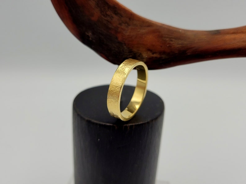 Gold gehämmerter Ehering, raue maßgeschneiderte Band des Mannes, Frauen rustikaler personalisierter Ring, Verlobungsring, rustikaler Schmuck, Ring mit Gravur Bild 6