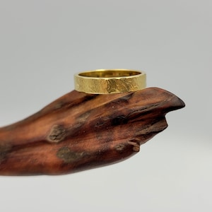 Gold gehämmerter Ehering, raue maßgeschneiderte Band des Mannes, Frauen rustikaler personalisierter Ring, Verlobungsring, rustikaler Schmuck, Ring mit Gravur Bild 7