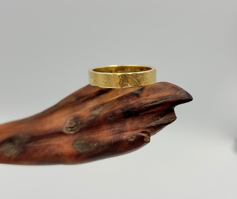 Gold gehämmerter Ehering, raue maßgeschneiderte Band des Mannes, Frauen rustikaler personalisierter Ring, Verlobungsring, rustikaler Schmuck, Ring mit Gravur Bild 7