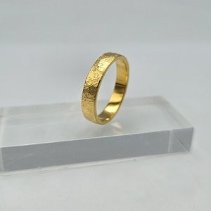 Gold gehämmerter Ehering, raue maßgeschneiderte Band des Mannes, Frauen rustikaler personalisierter Ring, Verlobungsring, rustikaler Schmuck, Ring mit Gravur Bild 2