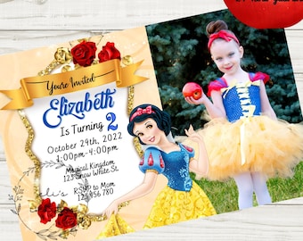 Peut inclure: Une invitation imprimable pour une fête d'anniversaire de 2 ans avec Blanche-Neige et une jeune fille habillée en Blanche-Neige. L'invitation est jaune avec des paillettes dorées et des roses rouges. Le texte indique "You're Invited Elizabeth Is Turning 2 October 29th, 2022 1:00pm-4:00pm Magical Kingdom 123 Snow White St. RSVP to Mom 123 456 780"