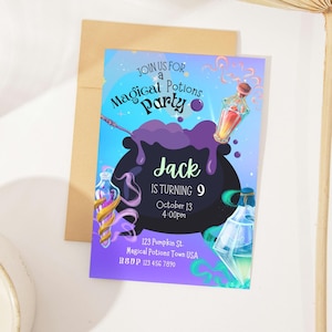 Peut inclure: Une invitation violette et bleue pour une fête de potions magiques pour le 9e anniversaire de Jack. L'invitation représente un chaudron avec une potion violette qui se déverse, une baguette magique et des bouteilles de potion. Le texte indique "Rejoignez-nous pour une fête de potions magiques, Jack a 9 ans, le 13 octobre, 16h00, 123 Pumpkin St., Magical Potions Town USA, RSVP 123 456 7890."