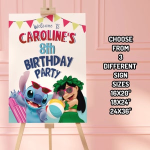 K&ouml;nnte beinhalten: Ein wei&szlig;es Schild mit blauem und rotem Text, auf dem steht "Willkommen zu Carolines 8. Geburtstagsparty". Das Schild zeigt die Zeichentrickfiguren Stitch und Lilo aus dem Disney-Film Lilo & Stitch. Das Schild steht auf einem Holzstaffelei. W&auml;hlen Sie aus 3 verschiedenen Schildgr&ouml;&szlig;en: 16x20", 18x24" und 24x36".