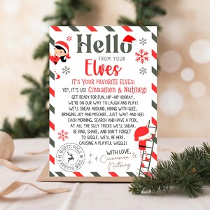 Puede incluir: Una tarjeta navideña con el texto "Hello from your Elves". La tarjeta presenta detalles en rojo y verde, copos de nieve e ilustraciones de elfos. El fondo es de papel kraft.