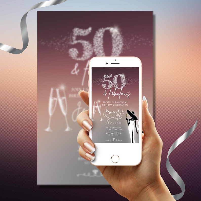 K&ouml;nnte beinhalten: Ein Smartphone zeigt eine Einladung zum 50. Geburtstag mit dem Text "50 & fabulous". Die Einladung zeigt eine Silhouette einer Frau, Sektgl&auml;ser und den Namen "Jennifer Smith". Der Hintergrund ist ein Farbverlauf von Lila und Orange.