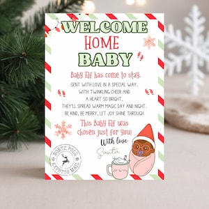 Puede incluir: Tarjeta navideña con el texto "WELCOME HOME BABY". La tarjeta presenta una ilustración de un bebé elfo, una taza de chocolate caliente y un sello postal de North Pole Express. El borde de la tarjeta tiene rayas rojas y verdes.