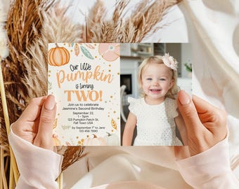 Puede incluir: Una invitación de cumpleaños con una foto de un niño pequeño sonriente. La invitación tiene un tema de calabaza con el texto "Our Little Pumpkin is turning TWO!" y detalles del evento. La invitación es sostenida por una persona.