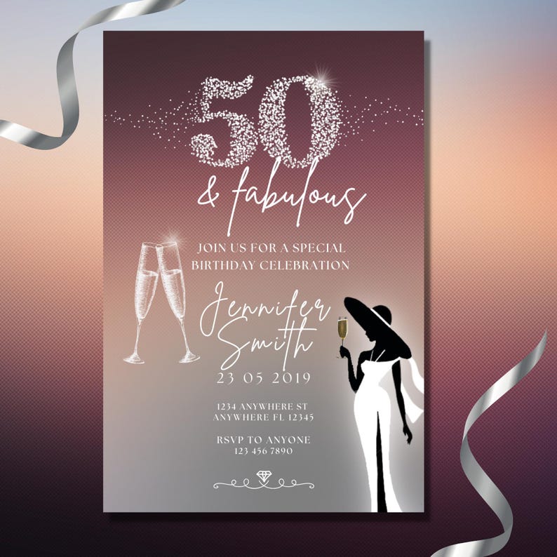 K&ouml;nnte beinhalten: Eine Geburtstagseinladung mit einem Farbverlauf aus Lila und Grau. Der Text "50 & fabulous" steht oben, die Zahl 50 in einer glitzernden Schriftart. Die Einladung enth&auml;lt den Namen "Jennifer Smith", das Datum und RSVP-Informationen.