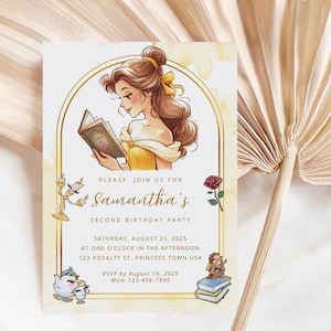 Pode incluir: Um convite de aniversário amarelo e dourado com a Bela de A Bela e a Fera. O convite diz "Por favor, junte-se a nós para a festa de aniversário de dois anos da Samantha. Sábado, 25 de agosto de 2025, às 13h00. 123 Royalty St. Princess Town USA. RSVP até 10 de agosto de 2025. Mãe 123-456-7890."