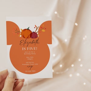 Könnte beinhalten: Eine weiße Einladungskarte mit orangefarbenem Hintergrund und einem Kürbisdesign. Der Text auf der Karte lautet "Elizabeth ist fünf!" und enthält Details für eine Geburtstagsparty.