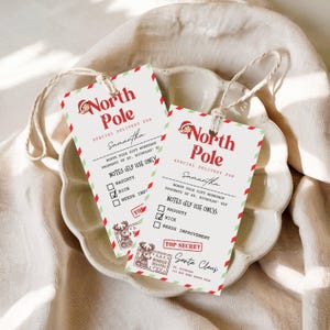 Könnte beinhalten: Zwei Geschenk-Anhänger mit Nordpol-Motiv. Die Anhänger haben rot-grüne Ränder, den Text "North Pole" und Platz für einen Namen. Sie enthalten auch Kontrollkästchen für "Naughty", "Nice" und "Needs Improvement" sowie einen "Top Secret"-Stempel.