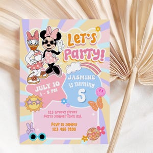 Minnie retro zomer verjaardagsuitnodiging meisje | Directe download bewerkbare feestuitnodiging | Roze groovy madeliefje-thema | Afdrukbare verjaardagskaart