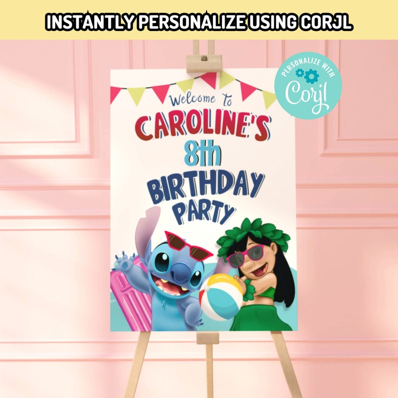 K&ouml;nnte beinhalten: Ein wei&szlig;es Schild mit blauem Hintergrund, auf dem Stitch und Lilo aus dem Disney-Film Lilo & Stitch zu sehen sind. Auf dem Schild steht "Willkommen zur 8. Geburtstagsparty von Caroline".