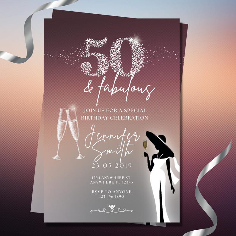 K&ouml;nnte beinhalten: Einladung zum 50. Geburtstag mit einem Farbverlauf aus Lila und Pfirsich. Die Einladung enth&auml;lt den Text "50 & fabulous" in wei&szlig;er Schrift, zusammen mit dem Namen "Jennifer Smith" und den Veranstaltungsdetails. Eine Silhouette einer Frau in Kleid und Hut h&auml;lt ein Sektglas.